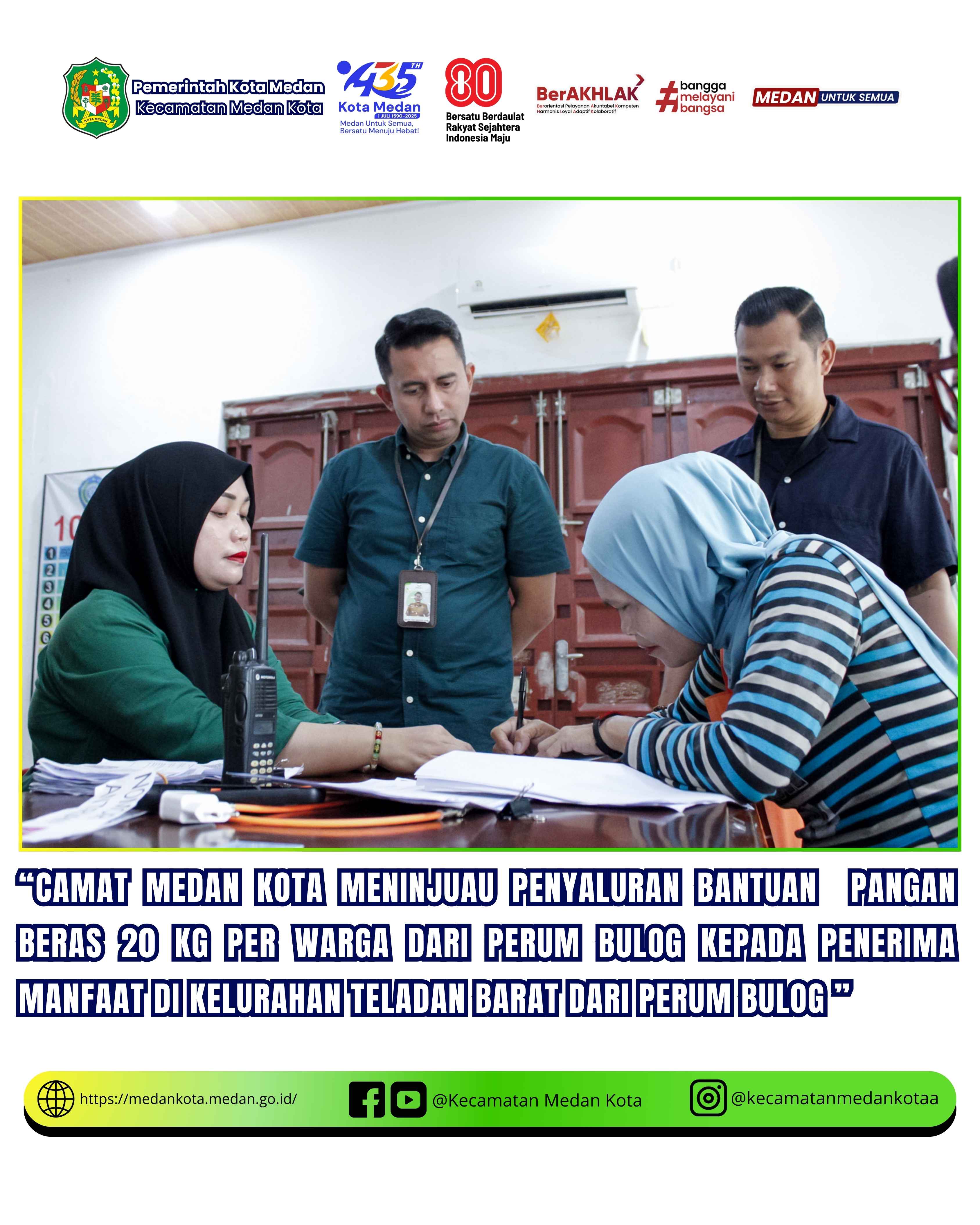 CAMAT MEDAN KOTA MENINJAU PENYALURAN BANTUAN PANGAN BERAS 20 KG PER WARGA DARI PERUM BULOG KEPADA MASYARAKAT KELURAHAN TELADAN BARAT